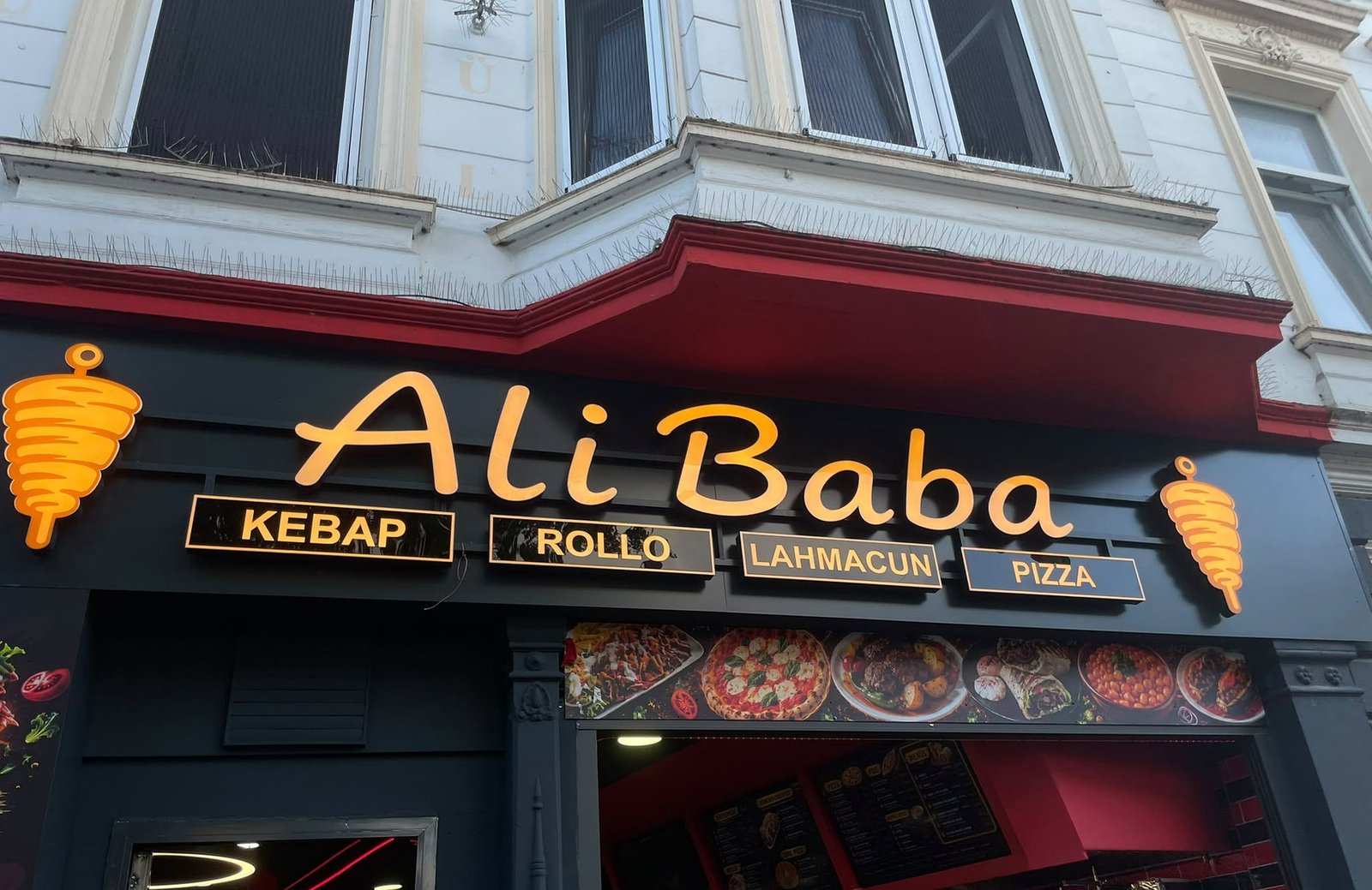 Fassade des Alibaba Kebap Haus mit beleuchtetem Schriftzug Vor dem Steintor 49 in Bremen